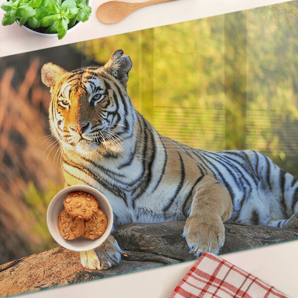 Tagliere in vetro con stampa di una tigre su sfondo naturalistico