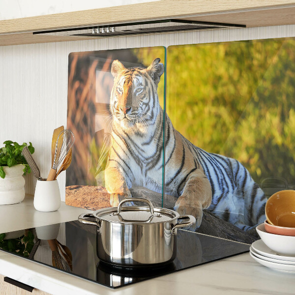 Tagliere in vetro con stampa di una tigre su sfondo naturalistico