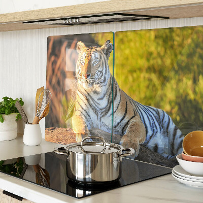 Tagliere in vetro con stampa di una tigre su sfondo naturalistico