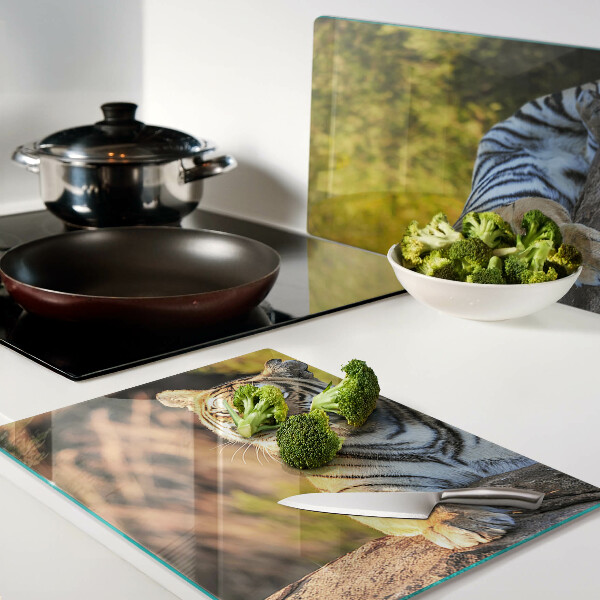 Tagliere in vetro con stampa di una tigre su sfondo naturalistico