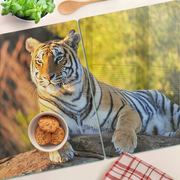 Tagliere in vetro con stampa di una tigre su sfondo naturalistico