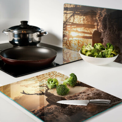 Tagliere in vetro temperato con stampa raffigurante cervi nel bosco al tramonto