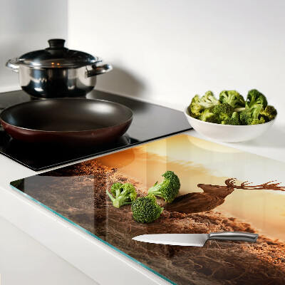 Tagliere in vetro con decorazione di un cervo sullo sfondo del tramonto