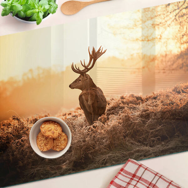 Tagliere in vetro con decorazione di un cervo sullo sfondo del tramonto