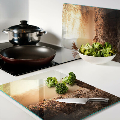 Tagliere in vetro con decorazione di un cervo sullo sfondo del tramonto