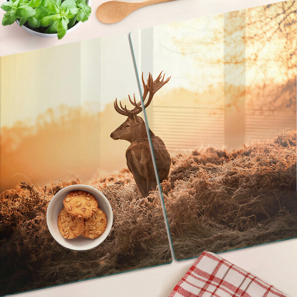 Tagliere in vetro con decorazione di un cervo sullo sfondo del tramonto