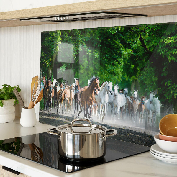 Tagliere in vetro temperato con stampa di cavalli al galoppo in ambientazione naturale