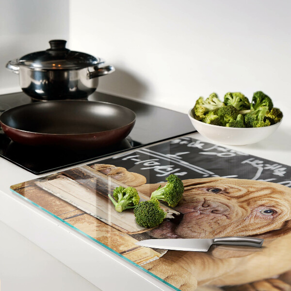 Tagliere in vetro con stampa raffigurante un cane accanto a libri e una lavagna