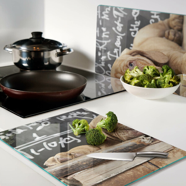 Tagliere in vetro con stampa raffigurante un cane accanto a libri e una lavagna