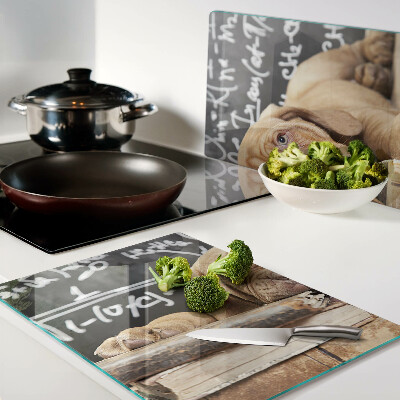 Tagliere in vetro con stampa raffigurante un cane accanto a libri e una lavagna