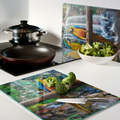 Tagliere in vetro temperato con stampa di pappagalli su un ramo nella foresta tropicale