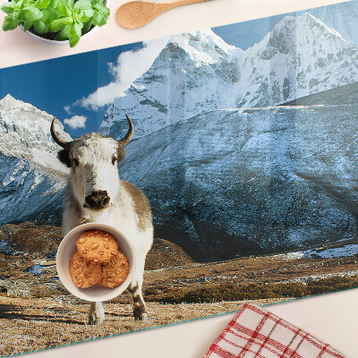 Tagliere in vetro temperato con stampa raffigurante una mucca in montagna