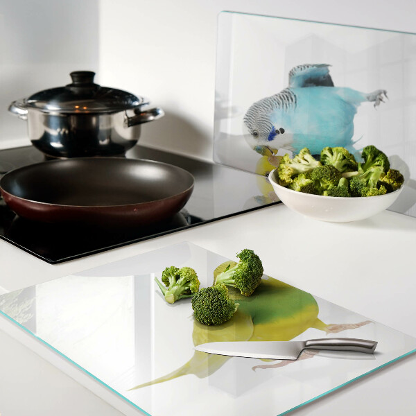 Tagliere in vetro temperato con decorazione di pappagalli nei toni del giallo e del blu