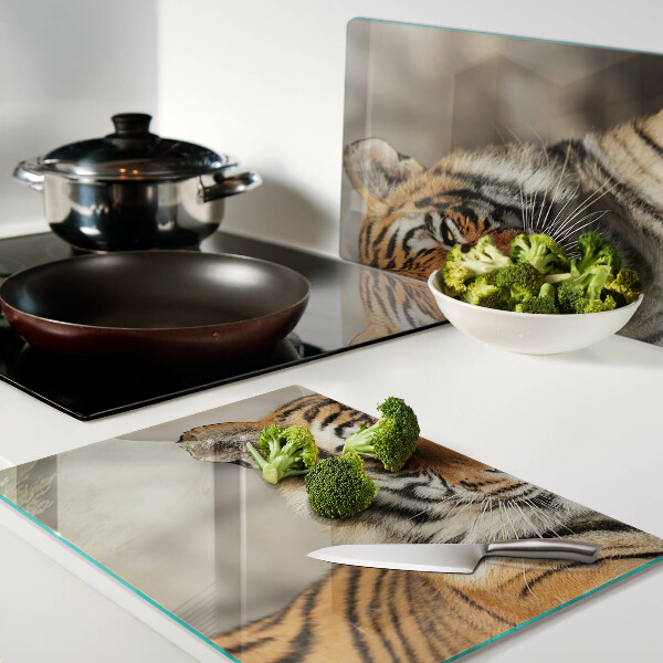 Tagliere in vetro temperato con stampa raffigurante una tigre in una posa naturale