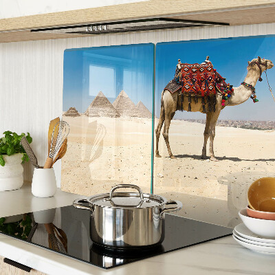 Tagliere in vetro temperato con stampa raffigurante piramidi e un cammello nel deserto