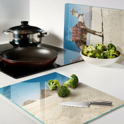 Tagliere in vetro temperato con stampa raffigurante piramidi e un cammello nel deserto