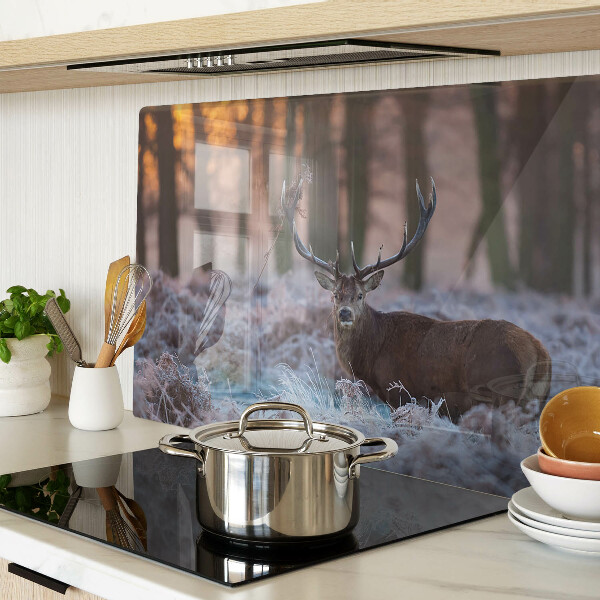Tagliere in vetro temperato con stampa raffigurante un cervo nel bosco invernale