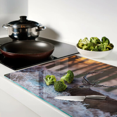 Tagliere in vetro temperato con stampa raffigurante un cervo nel bosco invernale