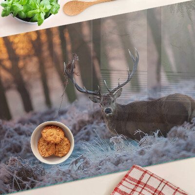 Tagliere in vetro temperato con stampa raffigurante un cervo nel bosco invernale