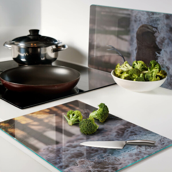 Tagliere in vetro temperato con stampa raffigurante un cervo nel bosco invernale