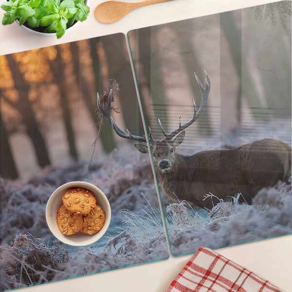 Tagliere in vetro temperato con stampa raffigurante un cervo nel bosco invernale