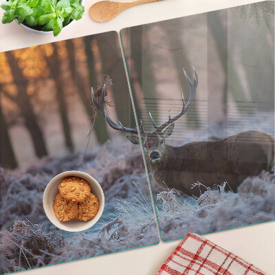 Tagliere in vetro temperato con stampa raffigurante un cervo nel bosco invernale