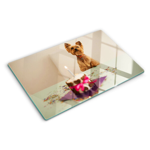 Tagliere in vetro temperato con stampa raffigurante un cane seduto al tavolo accanto a una torta