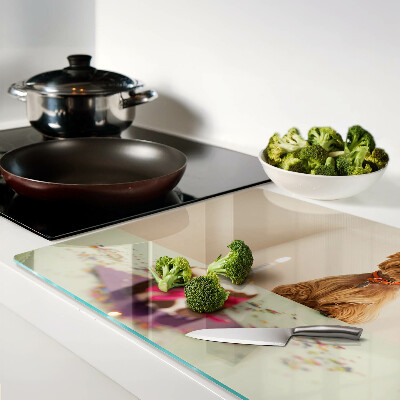 Tagliere in vetro temperato con stampa raffigurante un cane seduto al tavolo accanto a una torta