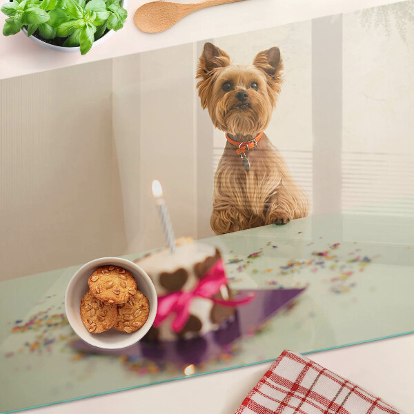Tagliere in vetro temperato con stampa raffigurante un cane seduto al tavolo accanto a una torta