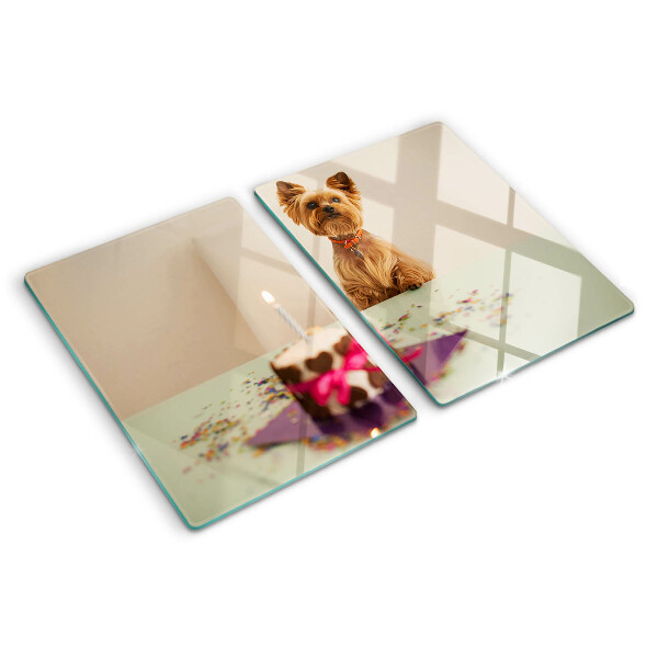 Tagliere in vetro temperato con stampa raffigurante un cane seduto al tavolo accanto a una torta