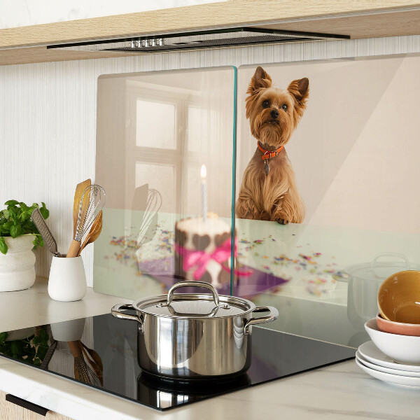 Tagliere in vetro temperato con stampa raffigurante un cane seduto al tavolo accanto a una torta