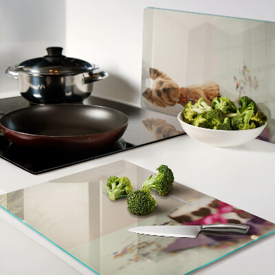 Tagliere in vetro temperato con stampa raffigurante un cane seduto al tavolo accanto a una torta