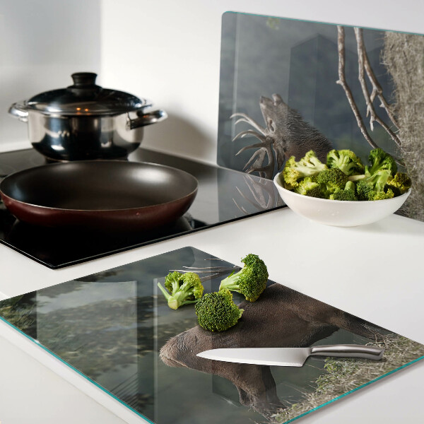 Tagliere in vetro con stampa raffigurante un cervo nel suo ambiente naturale