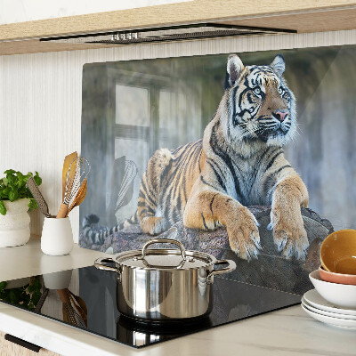 Tagliere in vetro con stampa di una tigre su un tronco d'albero