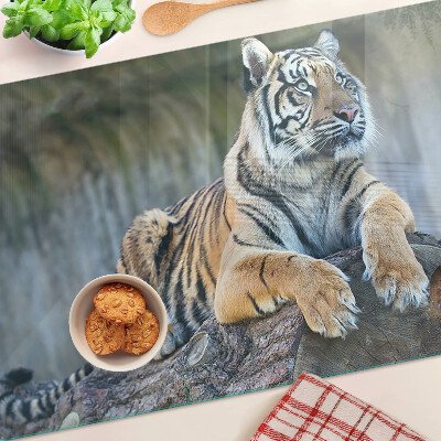 Tagliere in vetro con stampa di una tigre su un tronco d'albero