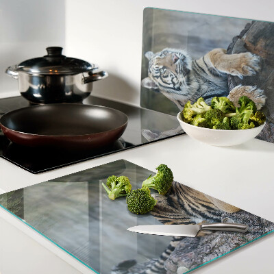 Tagliere in vetro con stampa di una tigre su un tronco d'albero