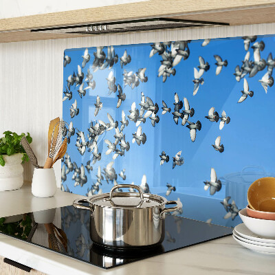 Tagliere in vetro temperato con decorazione di piccioni in volo nel cielo