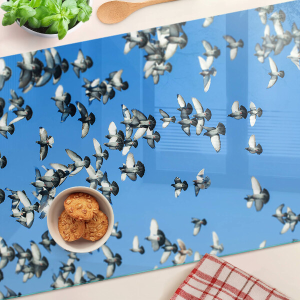 Tagliere in vetro temperato con decorazione di piccioni in volo nel cielo