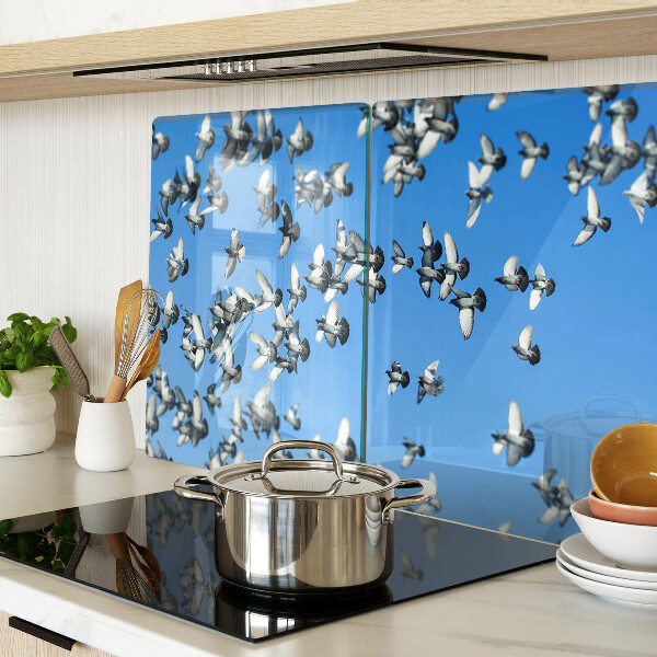 Tagliere in vetro temperato con decorazione di piccioni in volo nel cielo