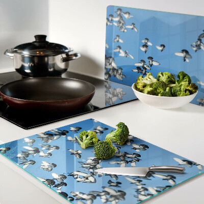 Tagliere in vetro temperato con decorazione di piccioni in volo nel cielo