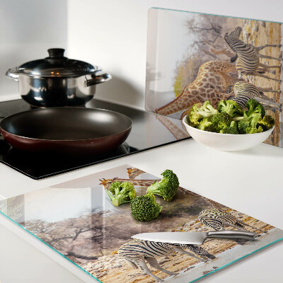 Tagliere in vetro temperato con stampa raffigurante zebra e giraffa nel loro ambiente naturale