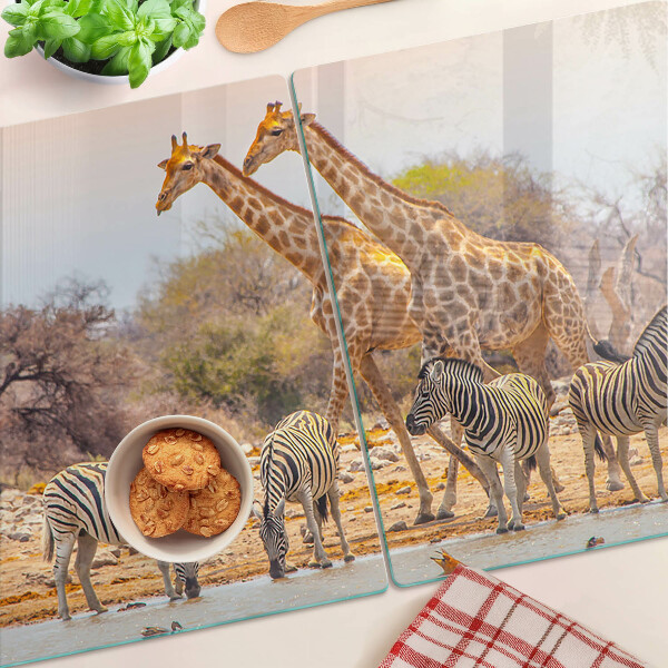 Tagliere in vetro temperato con stampa raffigurante zebra e giraffa nel loro ambiente naturale