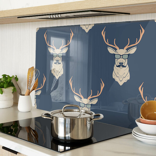 Tagliere in vetro temperato con stampa di una renna che indossa occhiali da sole