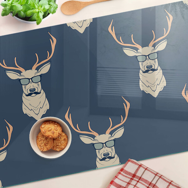 Tagliere in vetro temperato con stampa di una renna che indossa occhiali da sole