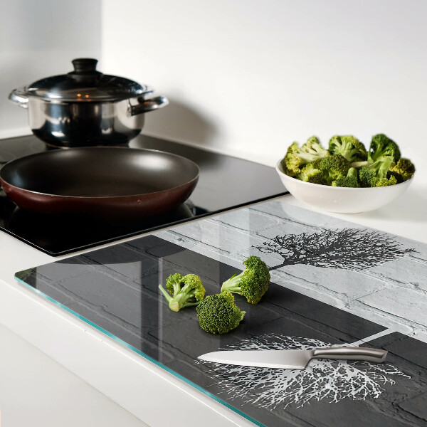 Tagliere in vetro con stampa di un albero su sfondo di mattoni