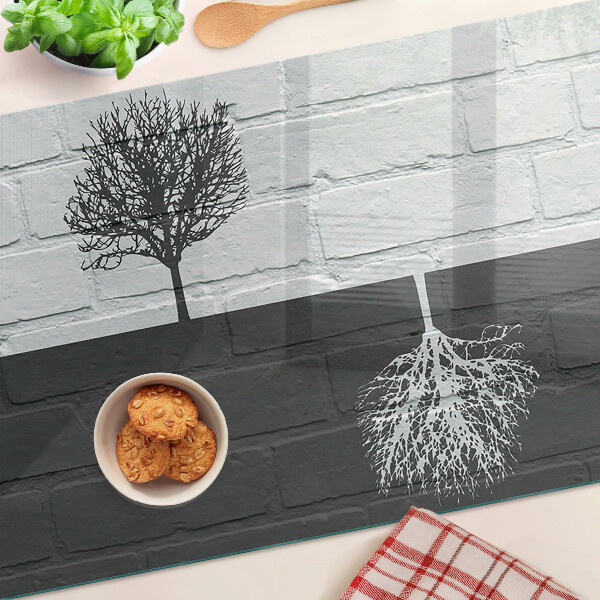 Tagliere in vetro con stampa di un albero su sfondo di mattoni