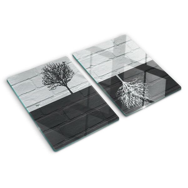 Tagliere in vetro con stampa di un albero su sfondo di mattoni
