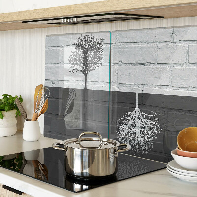 Tagliere in vetro con stampa di un albero su sfondo di mattoni