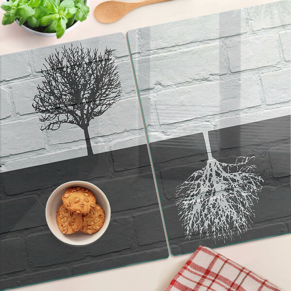 Tagliere in vetro con stampa di un albero su sfondo di mattoni