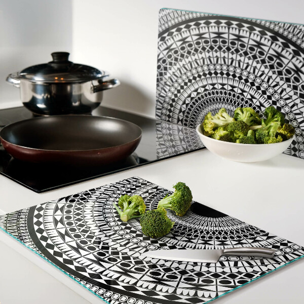 Tagliere in vetro temperato con motivo mandala nei toni del bianco e nero